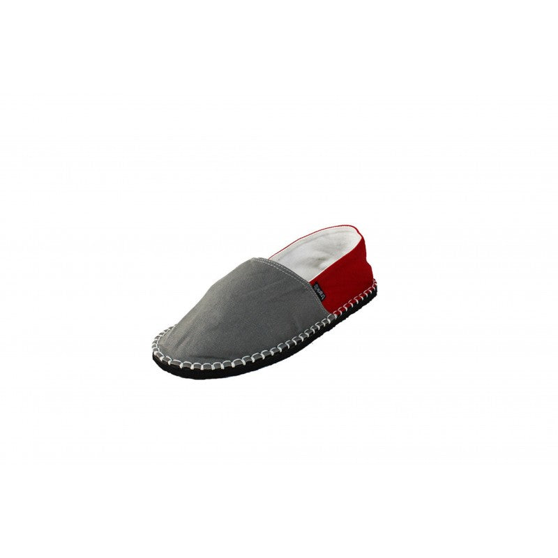 Zapatilla Trankilo de lona gris y roja.