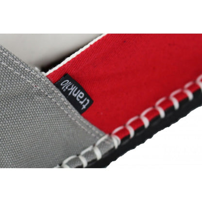 Zapatilla Trankilo de lona gris y roja.